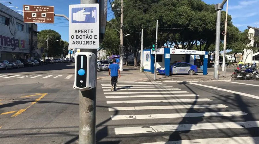 Trinta novos sinais sonoros são instalados para auxiliar a travessia em faixa de pedestres de deficientes visuais em Vila Velha