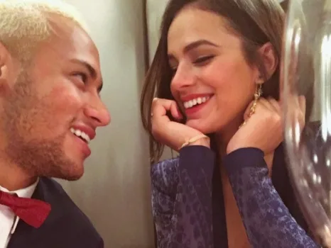 Bruna Marquezine troca beijinhos com Neymar e se declara: Te amo muito. Hoje e sempre