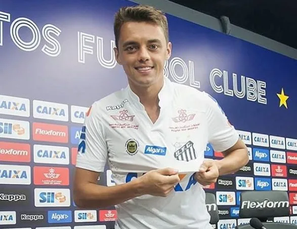 Apresentado, Matheus Ribeiro destaca polivalência e elogia laterais do Santos