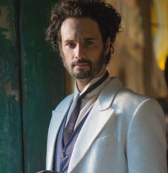 Bumbum de Rodrigo Santoro vira assunto na web após estreia de novela e fãs elogiam