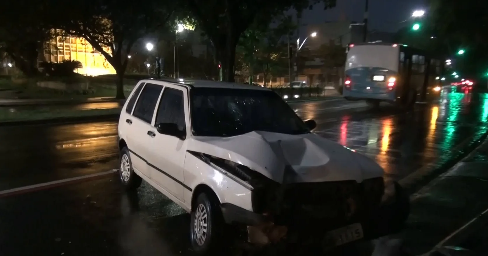 Motorista fica ferido após perder controle da direção e derrubar semáforo em Vitória