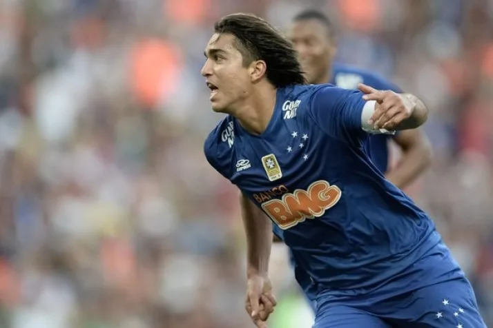 Cruzeiro vence Atlético-PR e segue tranquilo na ponta