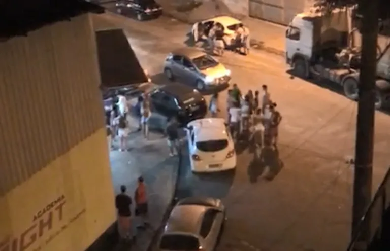 Aglomeração, bebidas e drogas: moradores da Grande Vitória reclamam de bailes clandestinos no meio da rua