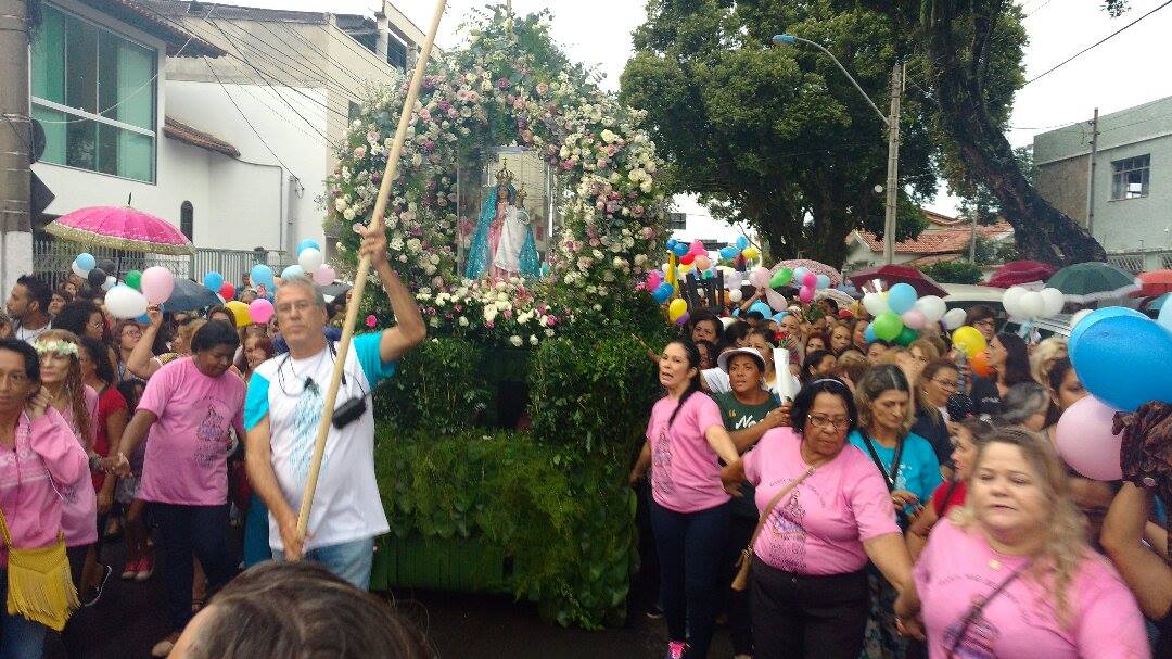 Bolas e sombrinhas levam cores especiais à Romaria das Mulheres