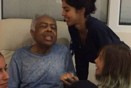 Internado, Gilberto Gil recebe o carinho das filhas