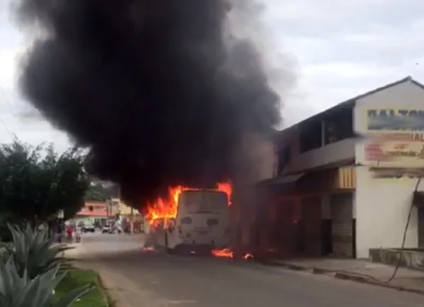 Em menos de 24h, mais um ônibus do Transcol é incendiado em Cariacica