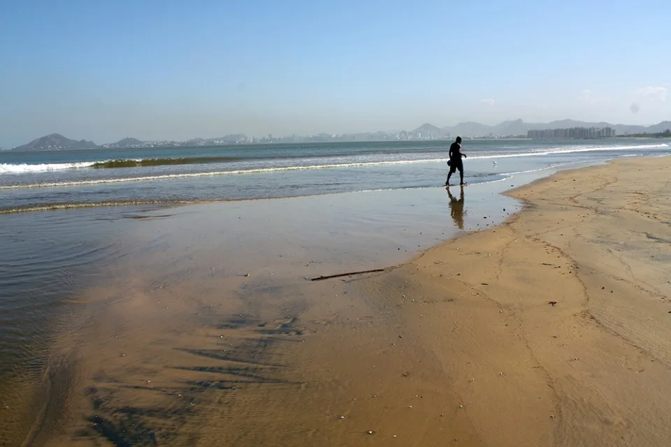 Estudo aponta presença de minério de ferro nas areias das praias de Vitória