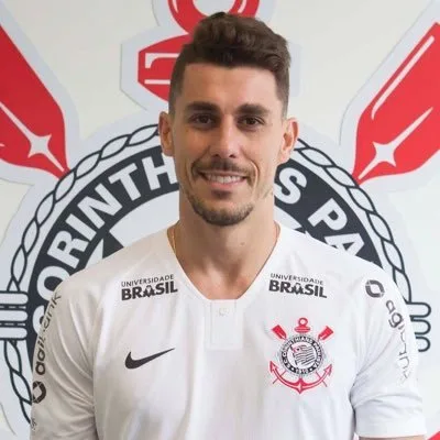 Com dores no pé esquerdo, Avelar vira dúvida no Corinthians para domingo