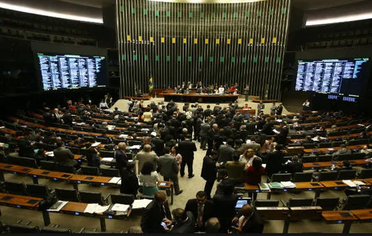 Câmara analisa desmembramento da denúncia contra Temer e dois ministros