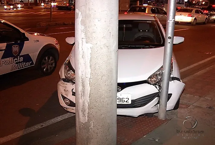 Carro bate em poste após perseguição e troca de tiros em Vitória