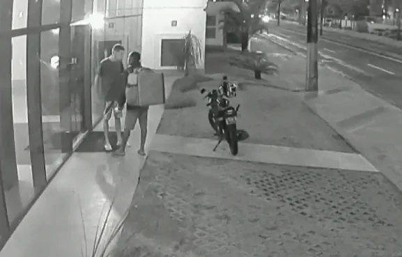 VÍDEO | Empresário é acusado de tentativa de homicídio por esfaquear motoboy durante briga