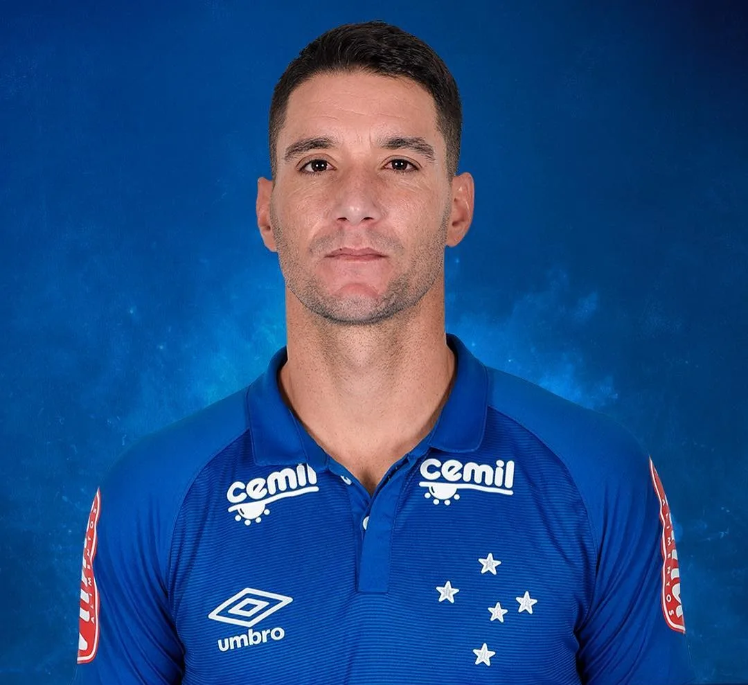 Thiago Neves é regularizado e deve ser titular do Cruzeiro na quarta