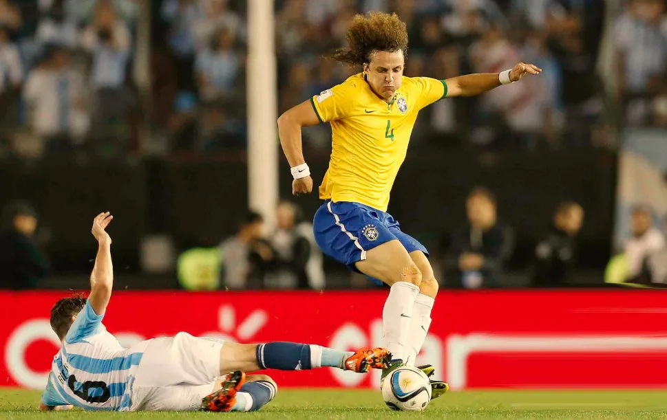 CBF confirma David Luiz suspenso contra o Paraguai; Dunga vê 1º tempo "positivo"