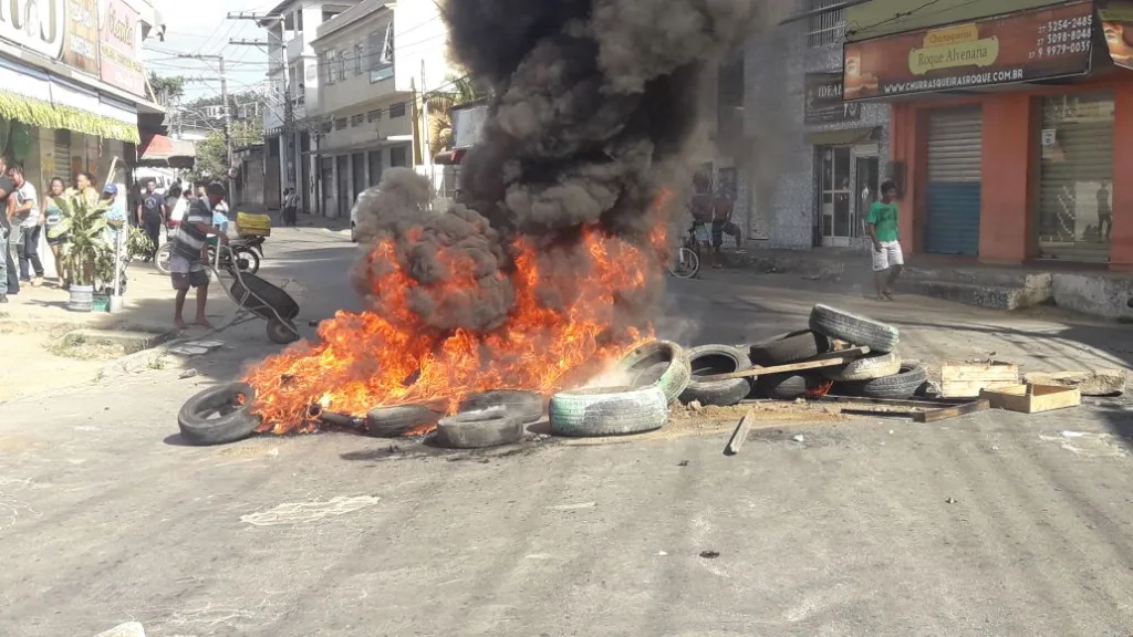 Manifestantes colocam fogo em pneus e fecham a José Sette após mortes em Cariacica