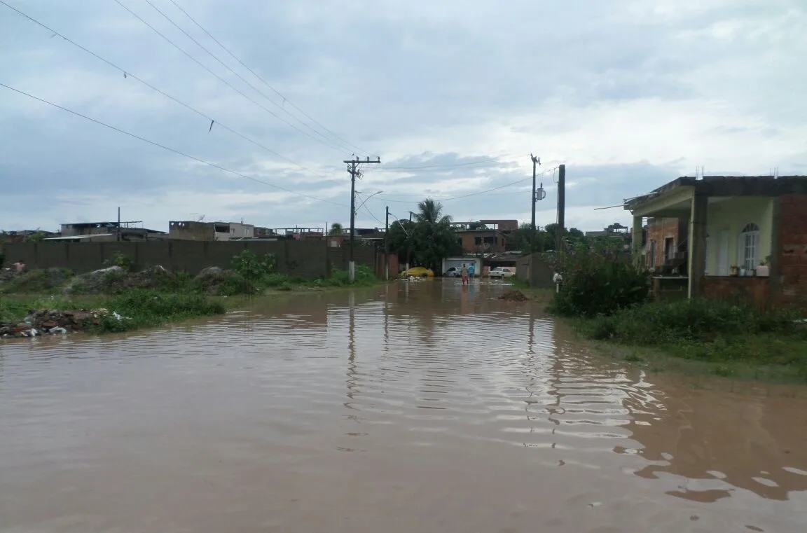 Chuva forte alaga ruas e causa transtornos aos moradores de Marataízes