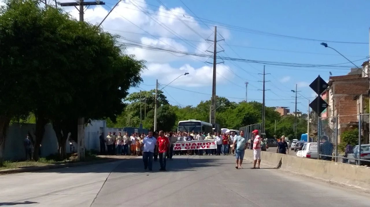 Após 6 dias de greve, portuários fazem passeata na Estrada Capuaba, em Vila Velha