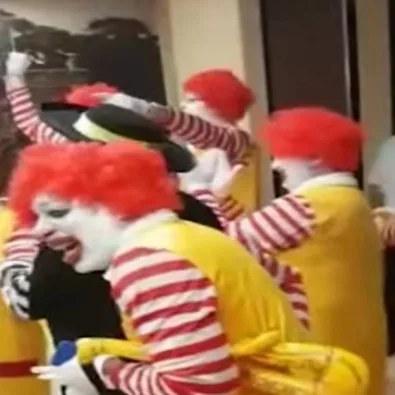 Ronalds McDonalds invadem lanchonete do Burger King