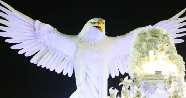 Portela, Beija-Flor e Tijuca se destacam na segunda noite de desfiles no Rio de Janeiro