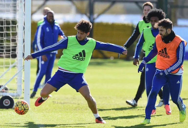 Sem jogar no Chelsea, Pato deixa direção do Corinthians apreensiva