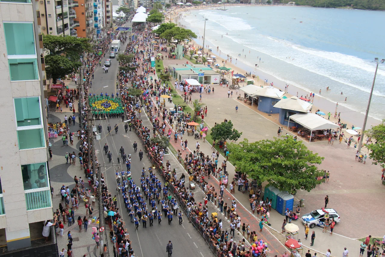 Público vibra com desfile da Independência em Guarapari