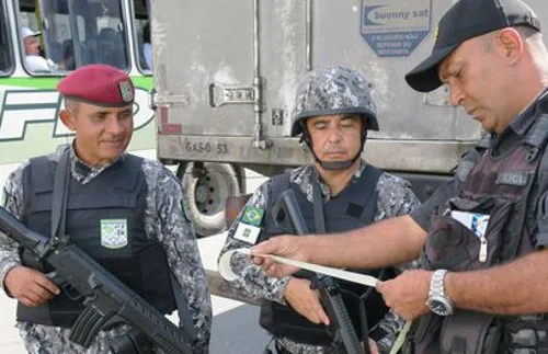 Rio de Janeiro – Agentes da Força Nacional iniciam operação de apoio e reforço à segurança no Rio de Janeiro, com foco no combate ao roubo de cargas e repressão ao crime organizado (Vladimir Platonow/Agência Brasil)