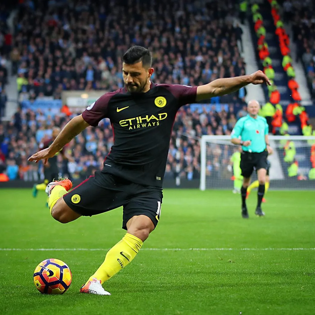 Agüero encerra jejum com dois gols, City goleia e lidera; United tropeça