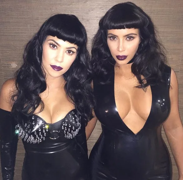 Kim e Kourtney Kardashian mostraram lado roqueiras em look ousado