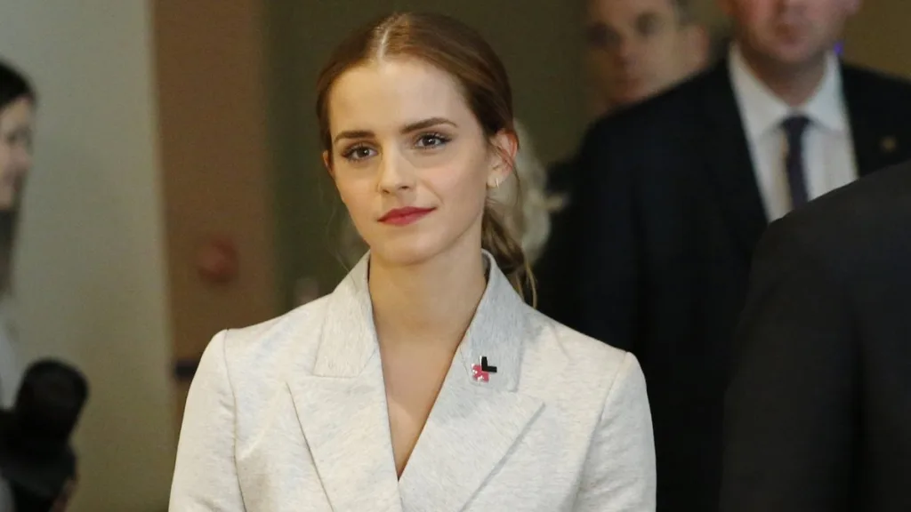 Emma Watson pede ajuda para encontrar anéis perdidos em um Spa