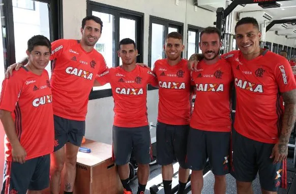 Flamengo anuncia elenco para 2017 com 32 jogadores, sendo seis estrangeiros