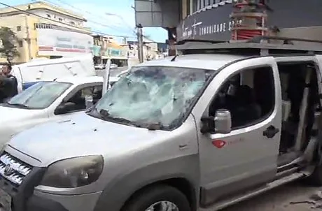 Carro de emissora é depredado durante protesto no Bairro da Penha após morte de jovem