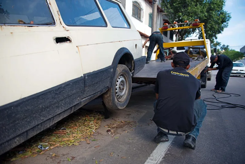 Retirada de carro abandonado em rua de Vitória