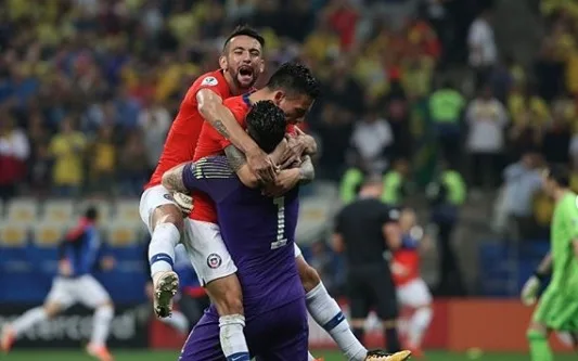 Mesmo com gols anulados, Chile vence nos pênaltis e chega à semifinal