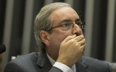 Cunha é perseguido em aeroporto aos gritos de 'ladrão' e 'pega, pega'. Veja o vídeo