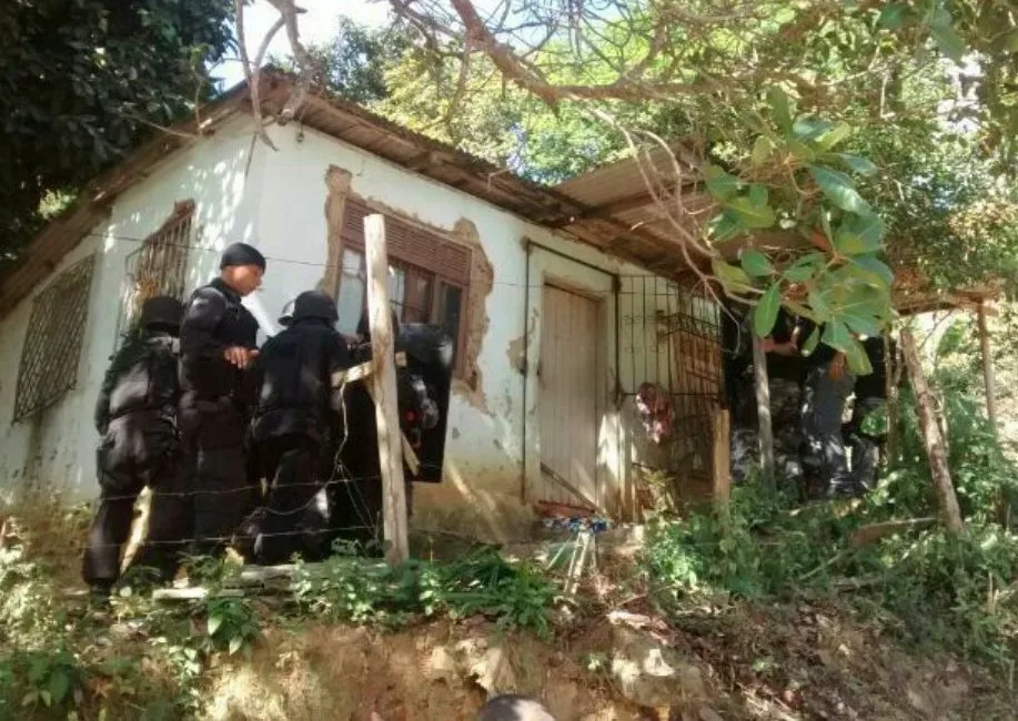 Homem surta e tenta colocar fogo dentro de casa em Cariacica