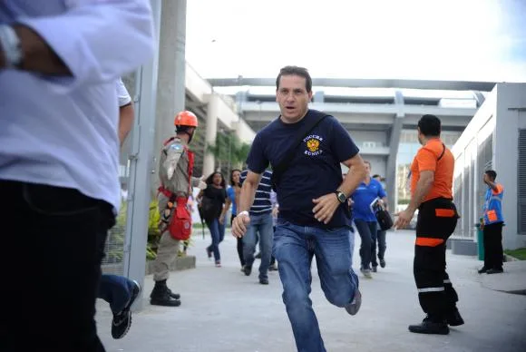 Bombeiros simulam evacuação e resgate no Maracanã