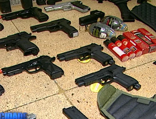 Homem é preso com 20 armas de pressão na Serra