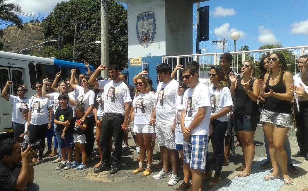 Familiares e amigos de Ana Clara cobram justiça em frente a quartel da PM durante ato