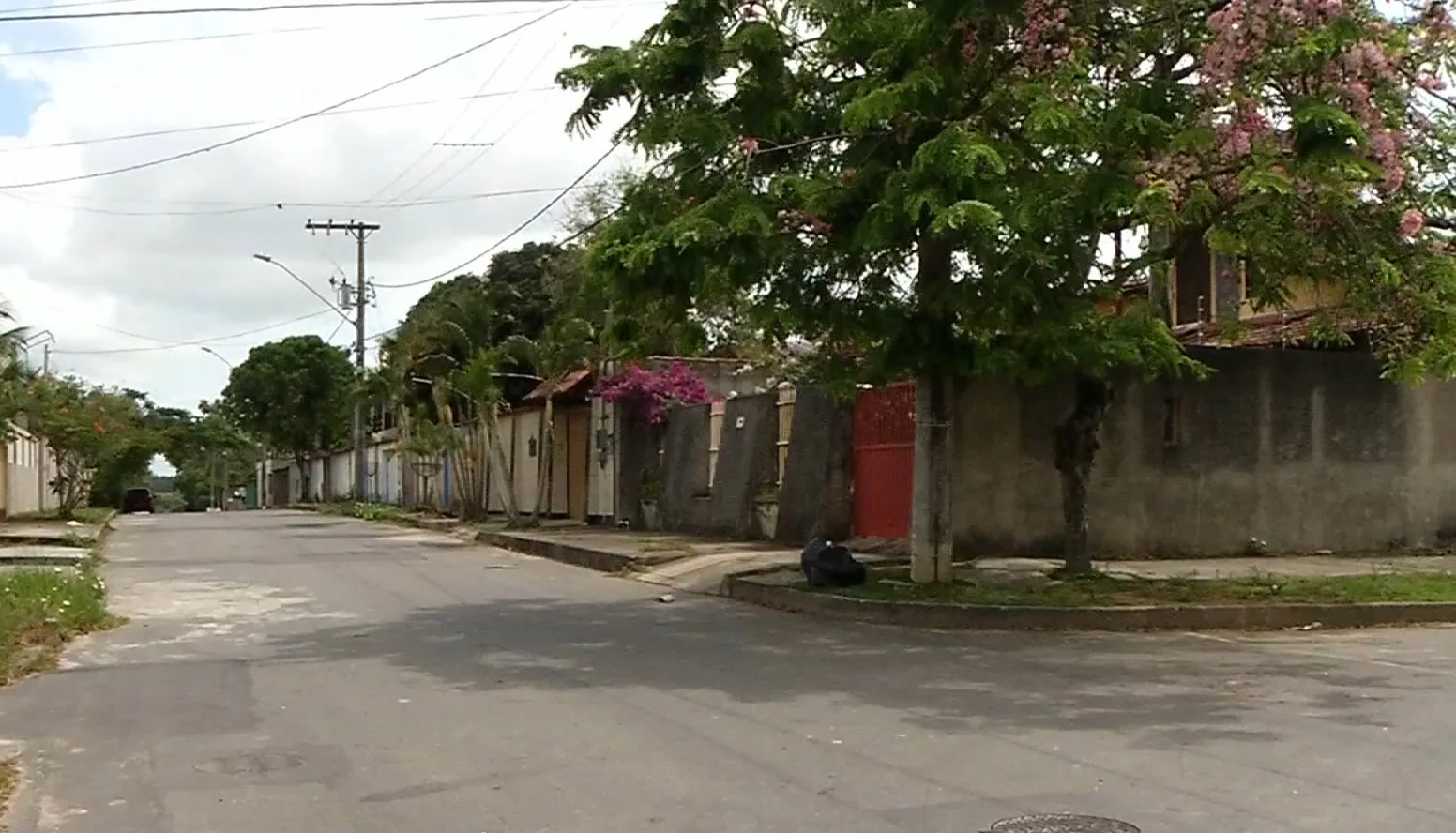 Criminosos invadem casa e fazem família refém na Serra