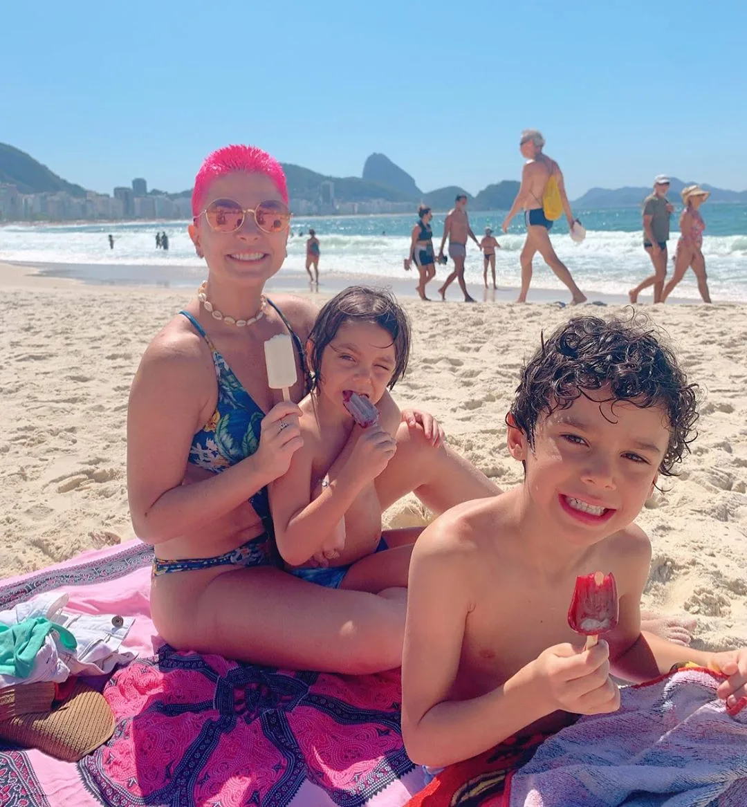 Bárbara Borges se justifica após postar foto com os filhos na praia: Escolhemos ir cedo para evitar a aglomeração