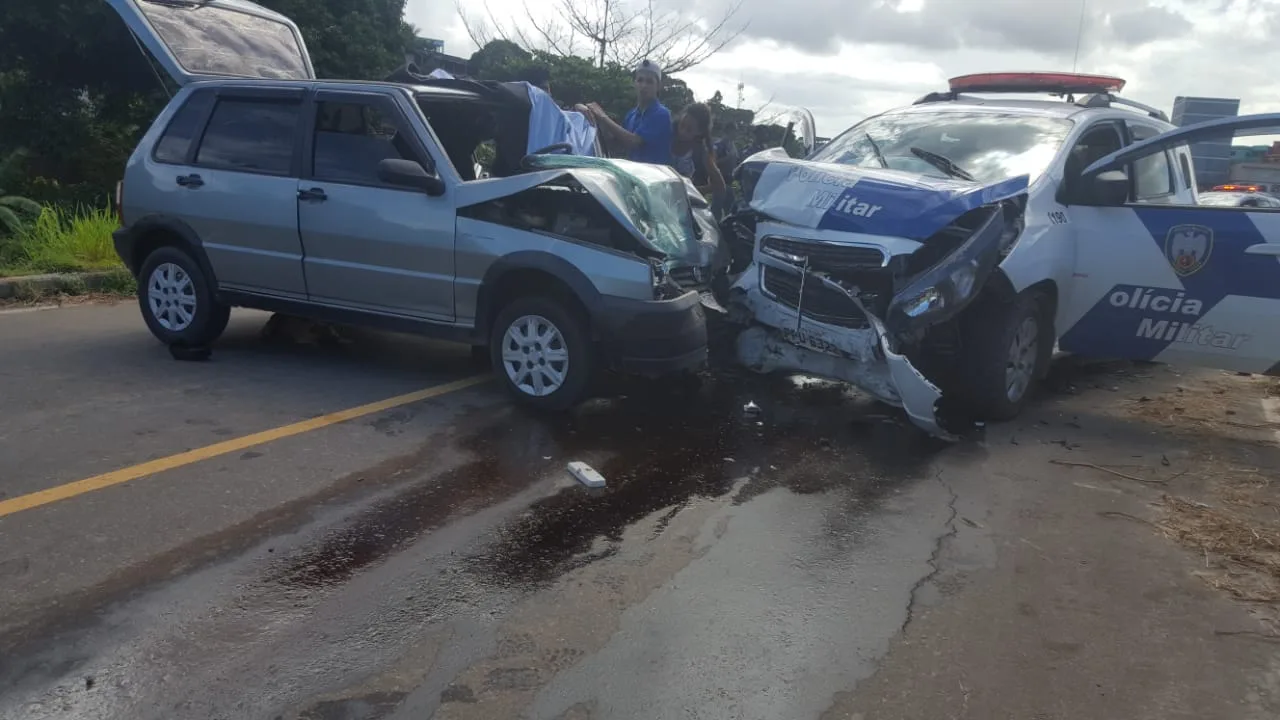 Acidente com viatura da PM deixa motorista preso às ferragens em Vila Velha