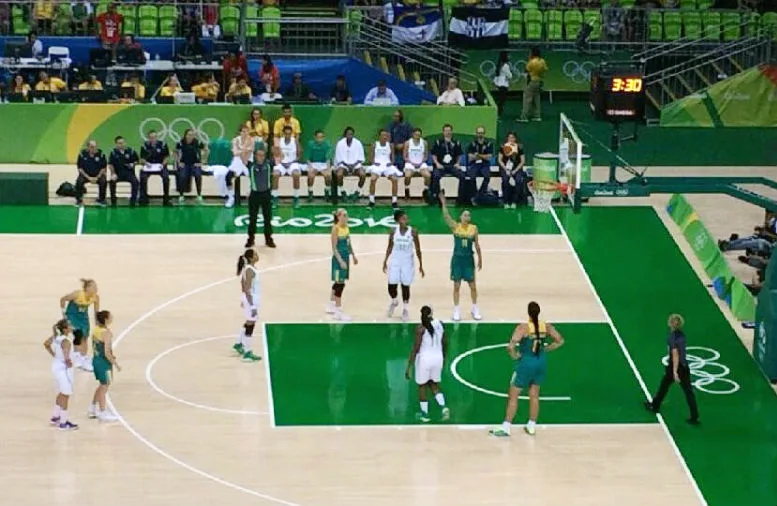 Basquete feminino do Brasil exibe nervosismo e perde para a Austrália na estreia