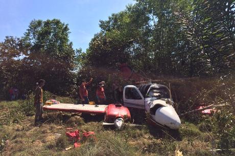 Avião transportando corpo cai e deixa dois feridos