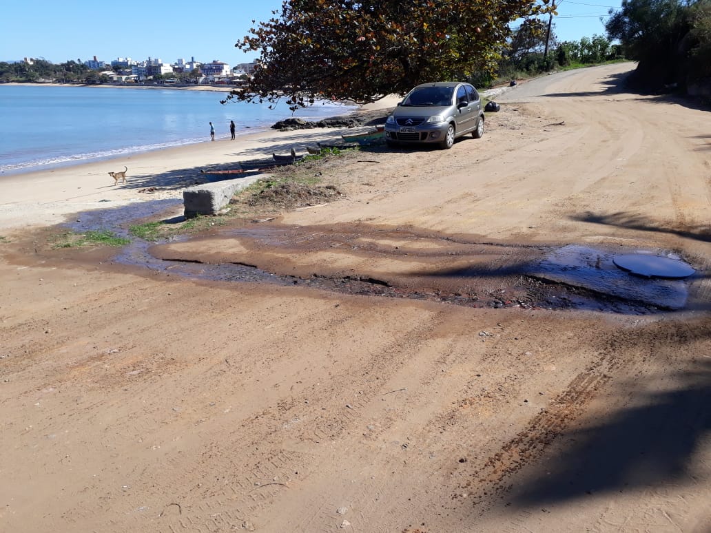 Esgoto transborda e atinge Praia de Meaípe em Guarapari