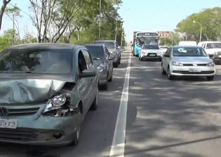 Engavetamento entre seis carros deixa trânsito lento na Reta do Aeroporto, em Vitória