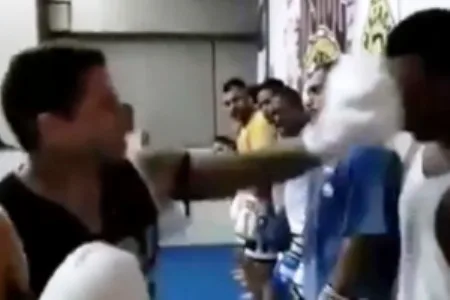 Professor de Muay Thai agride alunos durante teste de graduação