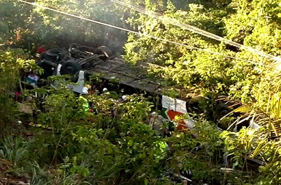 Seis pessoas continuam internadas após acidente com ônibus que deixou nove mortos na Serra