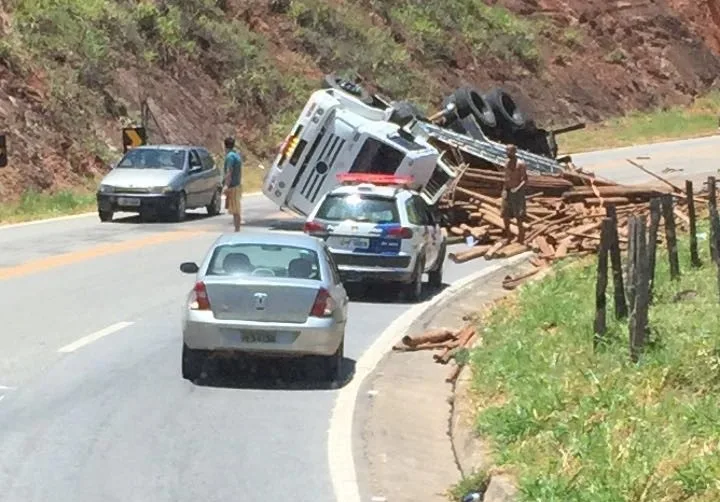 Caminhão desgovernado tomba e deixa motorista ferido em Alegre