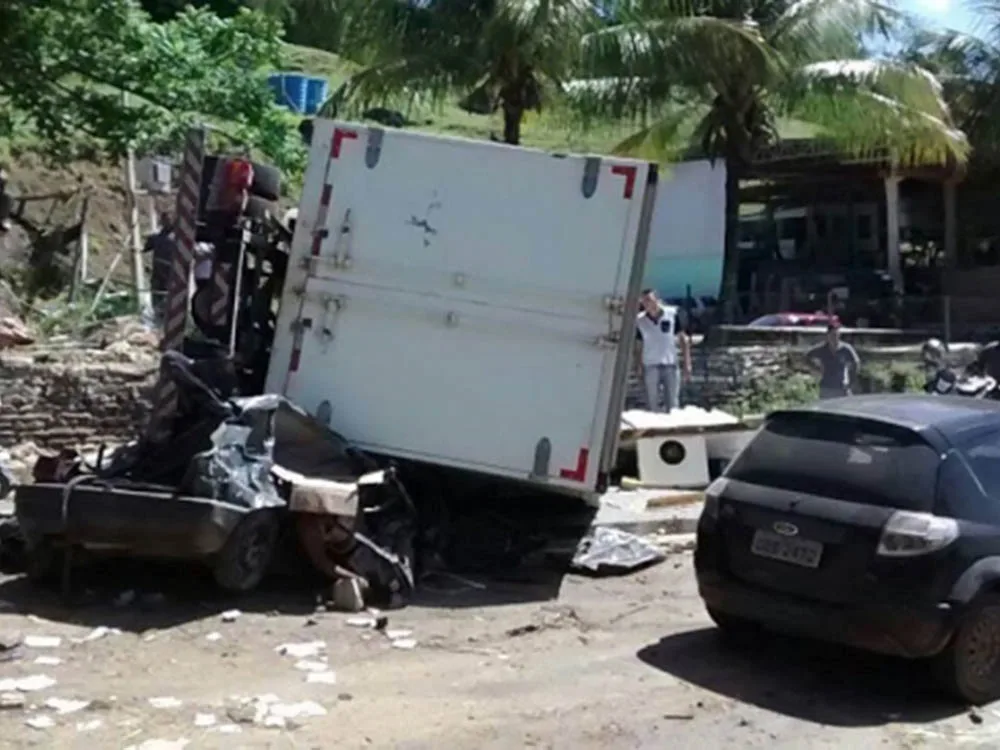 Caminhão tomba em Vargem Alta e mata quatro pessoas