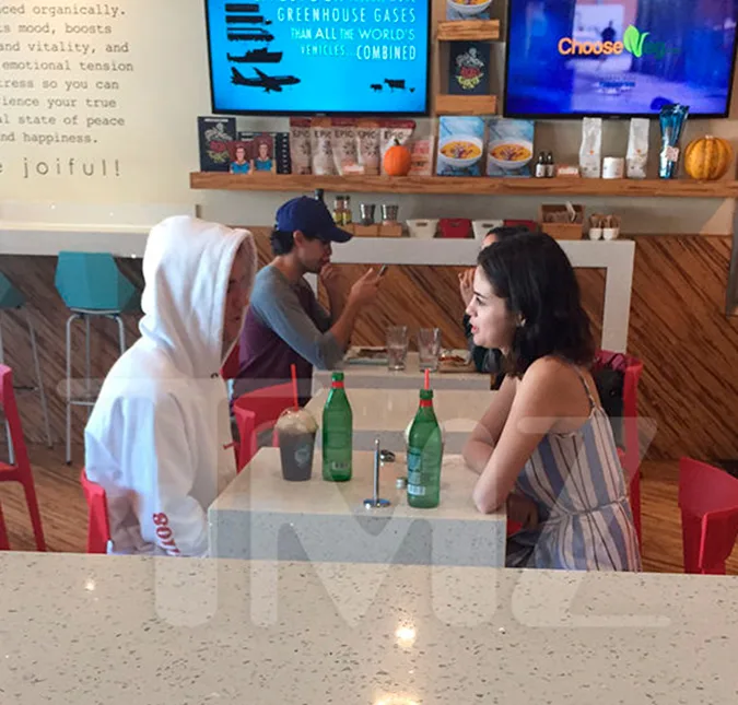 Justin Bieber é flagrado tomando café com Selena Gomez