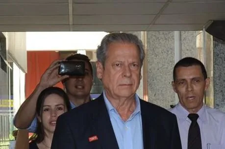 O ex-ministro da Casa Civil José Dirceu após assinar na Vara de Execuções Penais do Distrito Federal o termo que autoriza a cumprir prisão no regime aberto (Fabio Rodrigues Pozzebom/Agência Brasil)